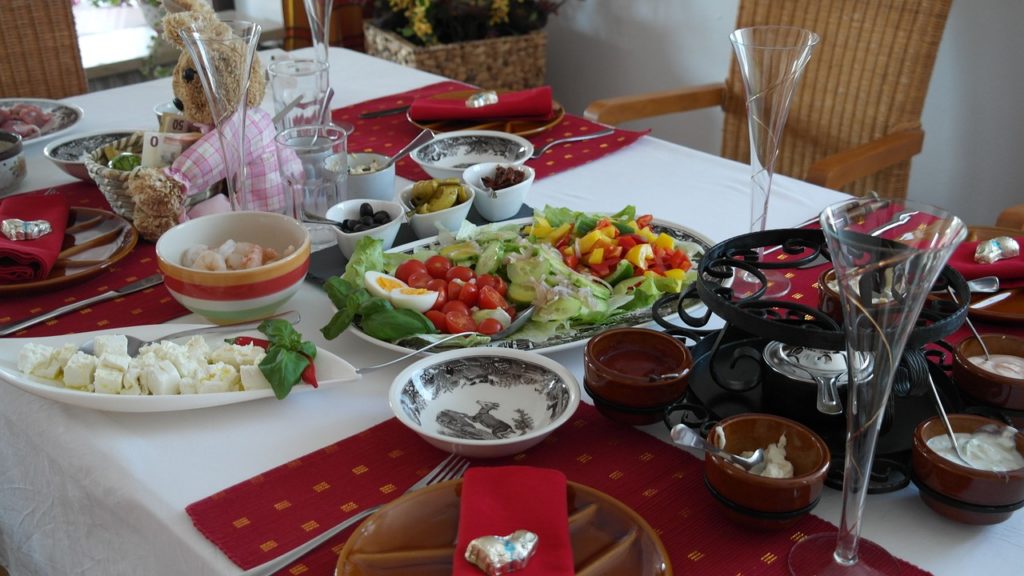 Alimentação: Mesa com uma variedade de pratos saudáveis
