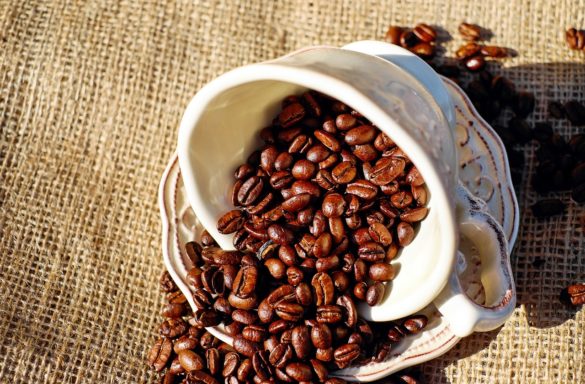 Cafeína: grãos caídos de uma xícara de café sob uma mesa