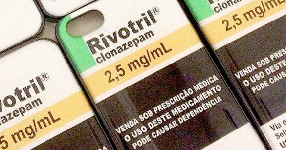 Capinha de celular baseada na embalagem do rivotril, um medicamento tarja preta