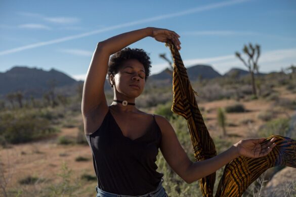 Emagrecer: mulher negra saudável em um deserto