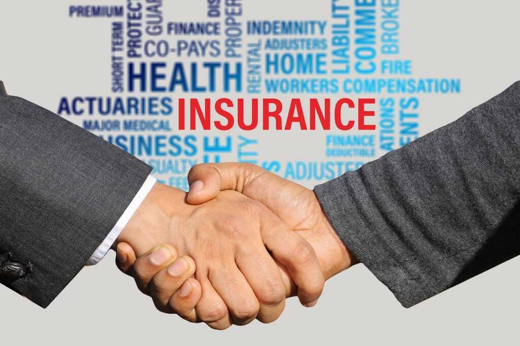 Convênios: duas pessoas apertando as mãos com letterings ao fundo com palavras sinônimas ao termo inglês "insurance"