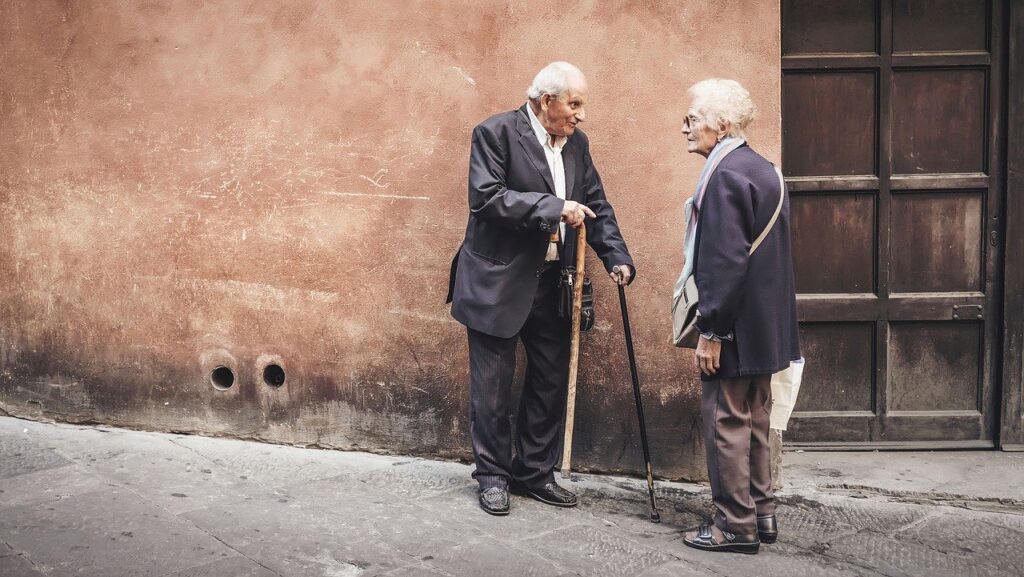 Plano de saúde para idosos: Casal de idosos sorrindo em uma rua