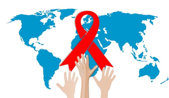Tudo sobre HIV: ilustração do mapa terrestre e três mãos buscando alcançar uma fita vermelha